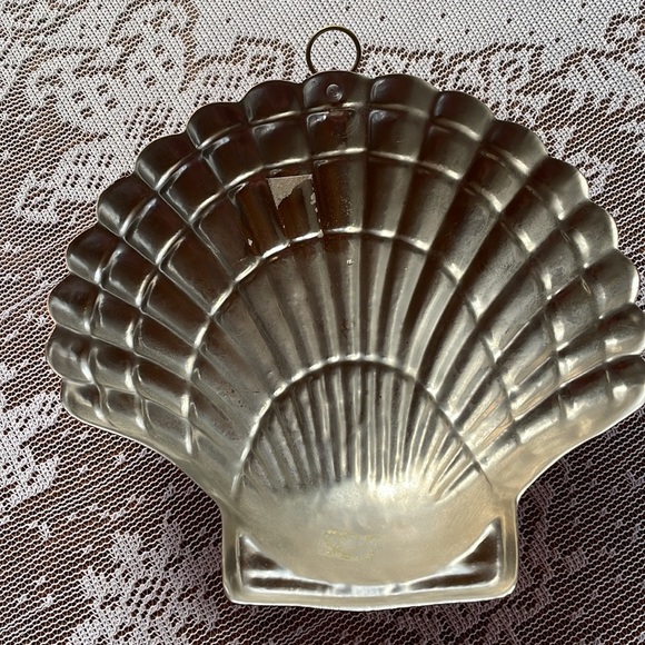 VTG Copper Clamshell Mold - Picture 2 of 2